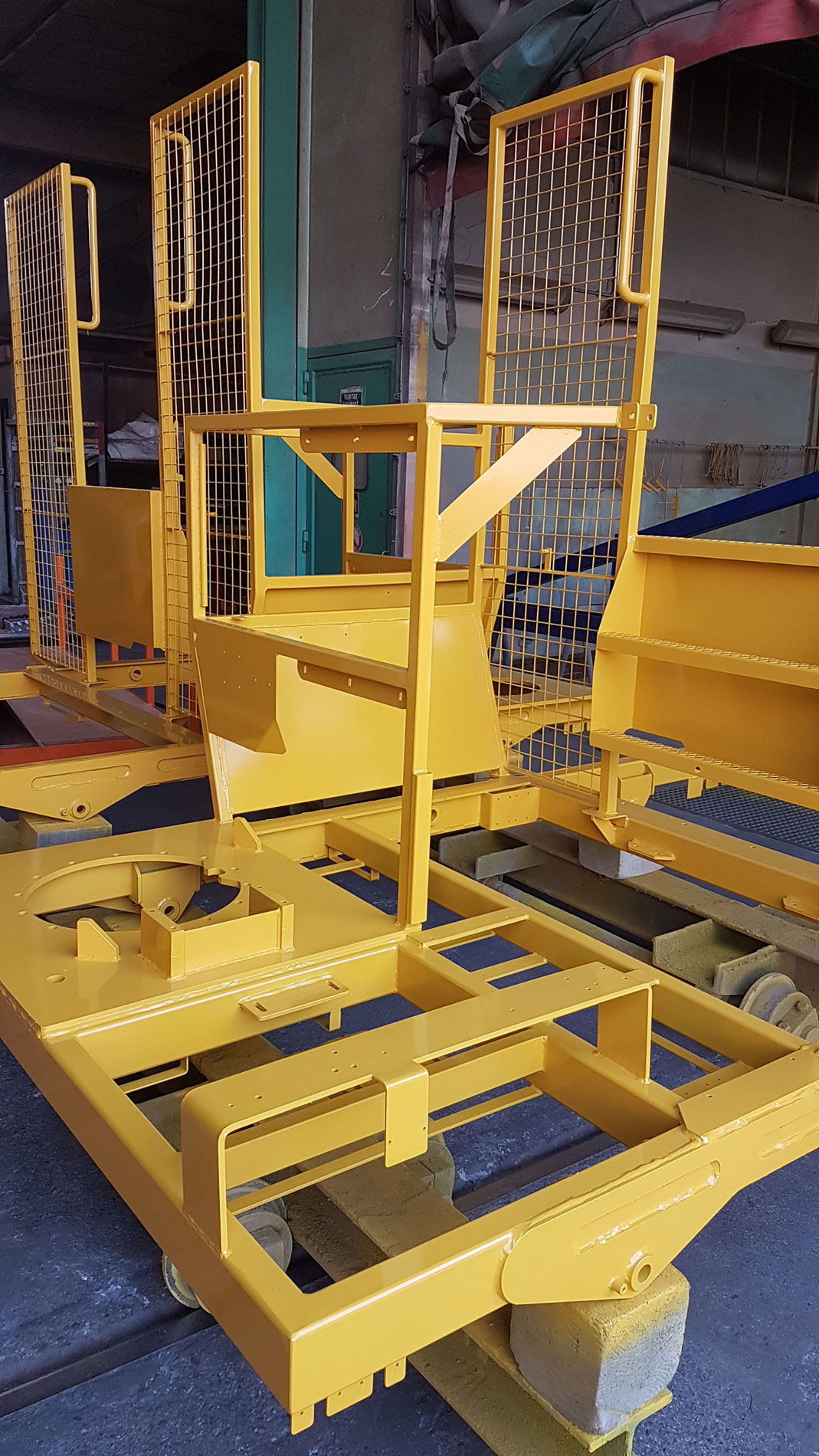 Plateforme de levage peinte pour travaux de maintenance ferroviaire